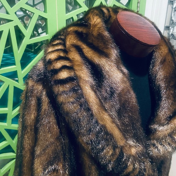 Dennis Basso Luxury Striped Oversized Collar 3/4 Length Faux Fur Coat - Picture 2 of 7